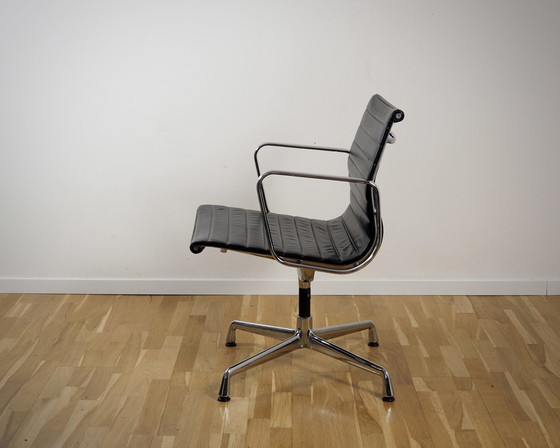 Image 1 of Vitra Alu Stoel Ea 107 in zwart leer