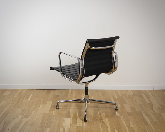 Image 1 of Vitra Alu Stoel Ea 107 in zwart leer