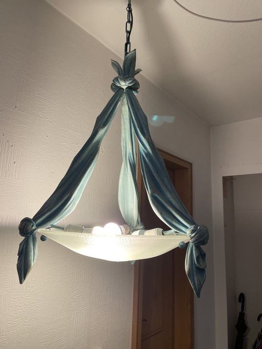 Italiaanse kroonluchter van houtsnijwerk en Murano-glas