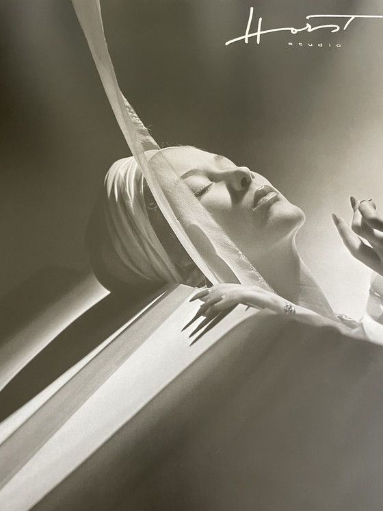 Image 1 of Horst P. Horst, Lisa met tulband,1940, gemaakt in Engeland