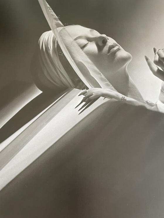 Image 1 of Horst P. Horst, Lisa met tulband,1940, gemaakt in Engeland