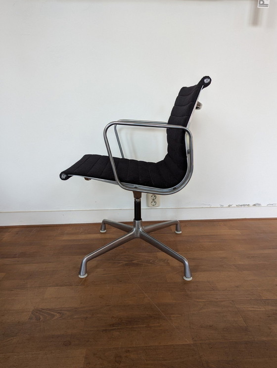 Image 1 of Herman Miller Ea108 Stoel