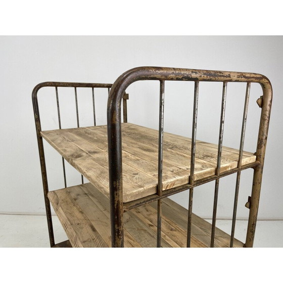 Image 1 of Vintage industriële plank van hout en ijzer op wielen