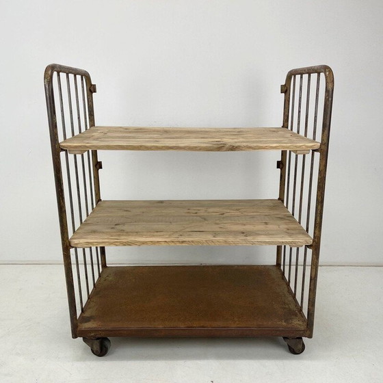 Image 1 of Vintage industriële plank van hout en ijzer op wielen
