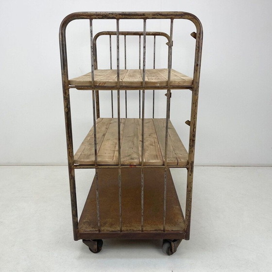 Image 1 of Vintage industriële plank van hout en ijzer op wielen