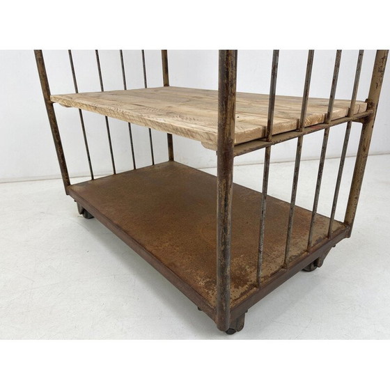 Image 1 of Vintage industriële plank van hout en ijzer op wielen