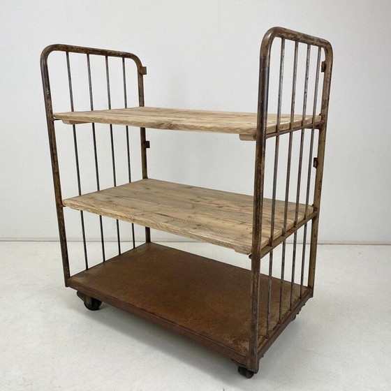 Image 1 of Vintage industriële plank van hout en ijzer op wielen