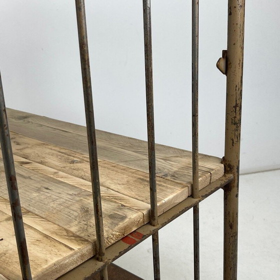 Image 1 of Vintage industriële plank van hout en ijzer op wielen