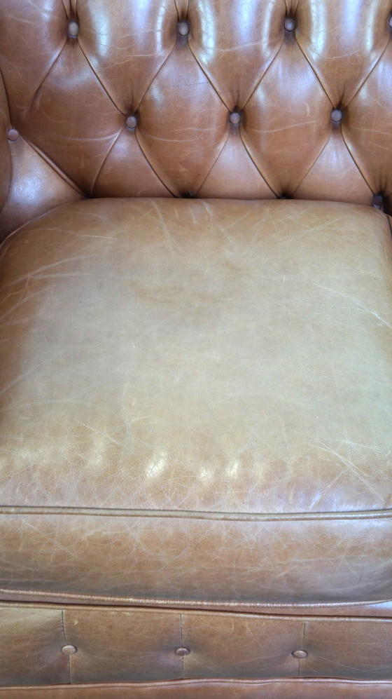 Image 1 of Lichtbruine/ crème kleurige Engelse rundleren Chesterfield 2 zits bank