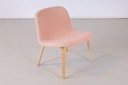 Muuto lounge chair pink