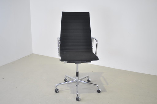 Vitra EA119  Ch & R Eames, bureaustoel met hoge rug