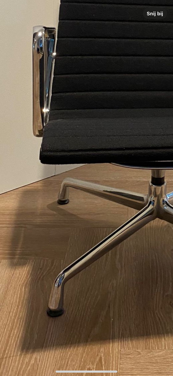 Image 1 of Vitra EA115 aluminium lounge chair bij Charles & Ray Eames