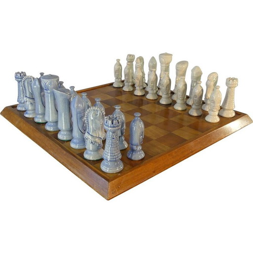 Vintage schaakspel op tafel in gebarsten keramiek, 1940