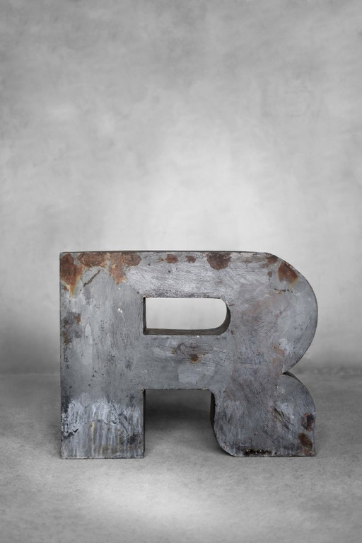 Vintage grote industriële Poolse metalen letter R, 1950S