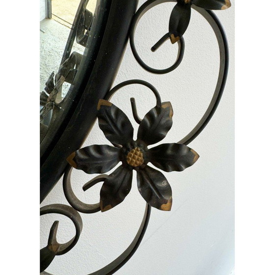 Image 1 of Ronde bolle vintage spiegel met een decoratieve metalen lijst