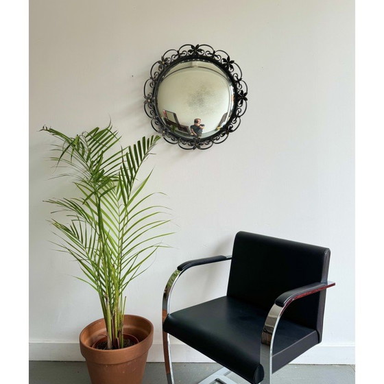 Image 1 of Ronde bolle vintage spiegel met een decoratieve metalen lijst