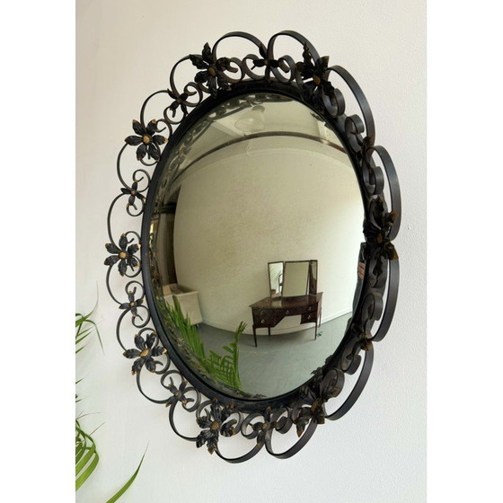 Image 1 of Ronde bolle vintage spiegel met een decoratieve metalen lijst