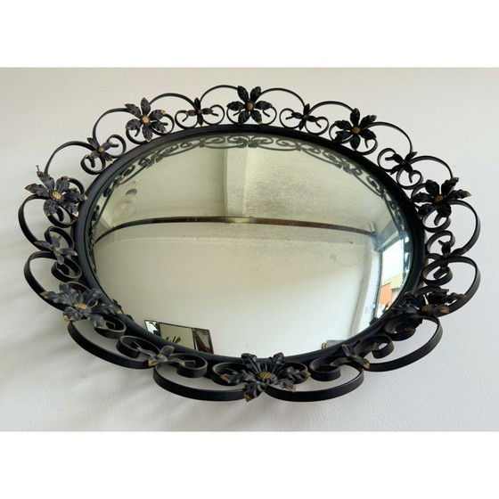Image 1 of Ronde bolle vintage spiegel met een decoratieve metalen lijst