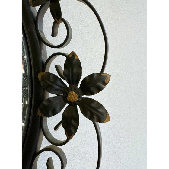 Image 1 of Ronde bolle vintage spiegel met een decoratieve metalen lijst