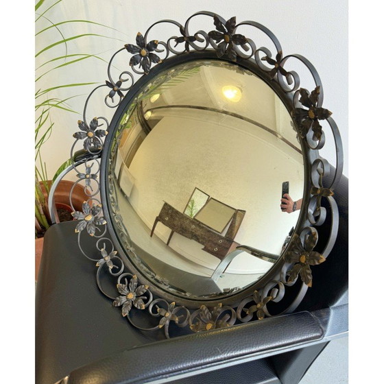 Image 1 of Ronde bolle vintage spiegel met een decoratieve metalen lijst