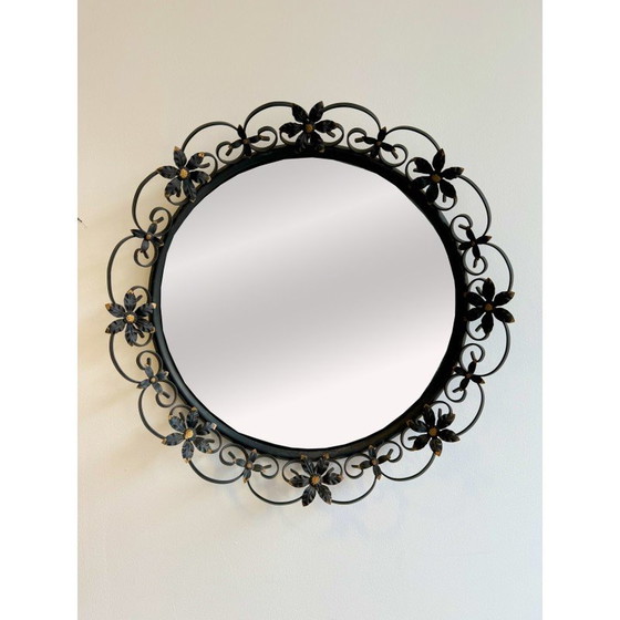 Image 1 of Ronde bolle vintage spiegel met een decoratieve metalen lijst