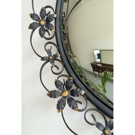 Image 1 of Ronde bolle vintage spiegel met een decoratieve metalen lijst