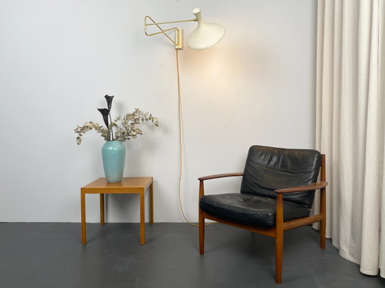 Image 1 of Gebrüder Cosack Wandlamp met Zwenkarm en crèmewitte lampenkap