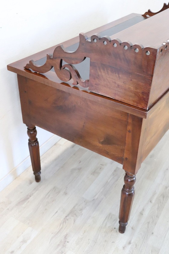 Image 1 of Antiek houten bureau