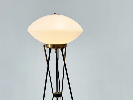 Image 1 of Elegante Italiaanse vloerlamp met witte opaline kap