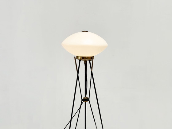 Image 1 of Elegante Italiaanse vloerlamp met witte opaline kap