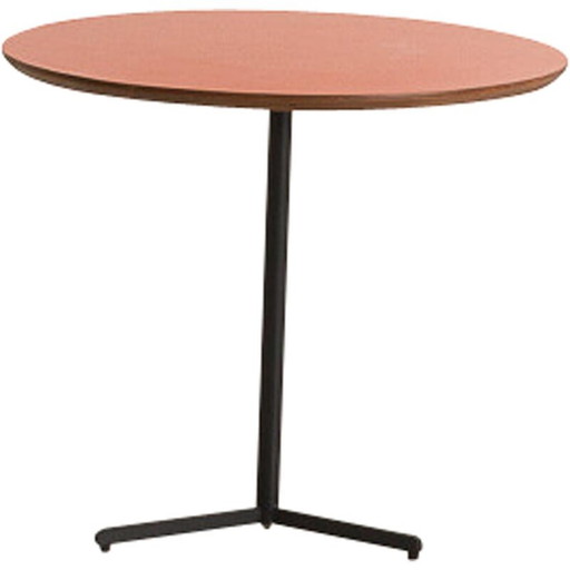 Vintage bank met okergele oranje bovenkant