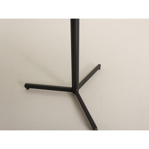 Vintage bank met okergele oranje bovenkant