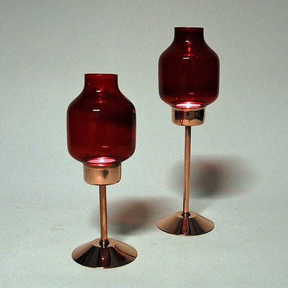 Image 1 of Paar vintage bronzen kandelaars met rode glazen stolpen van Gnosjö Konstmide, Zweden 1960