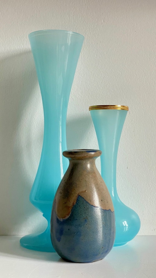 Vintage blauw glas en gres vazen