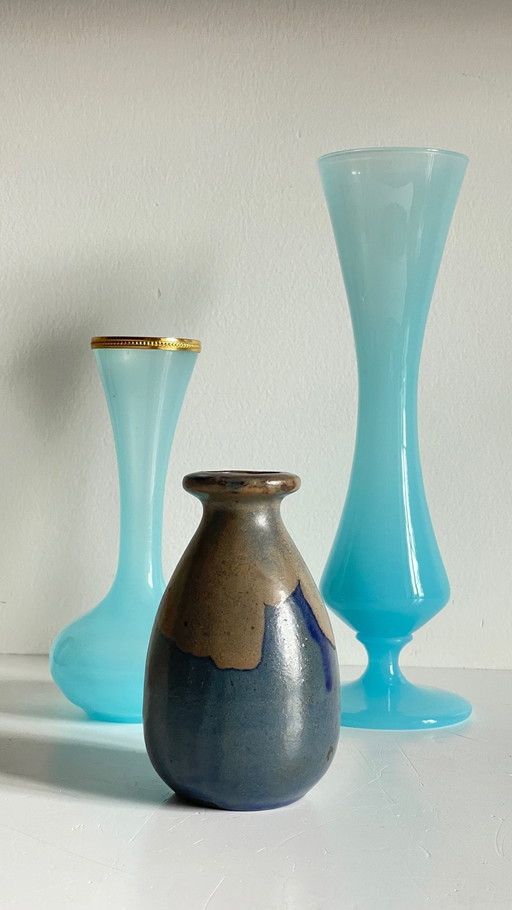 Vintage blauw glas en gres vazen