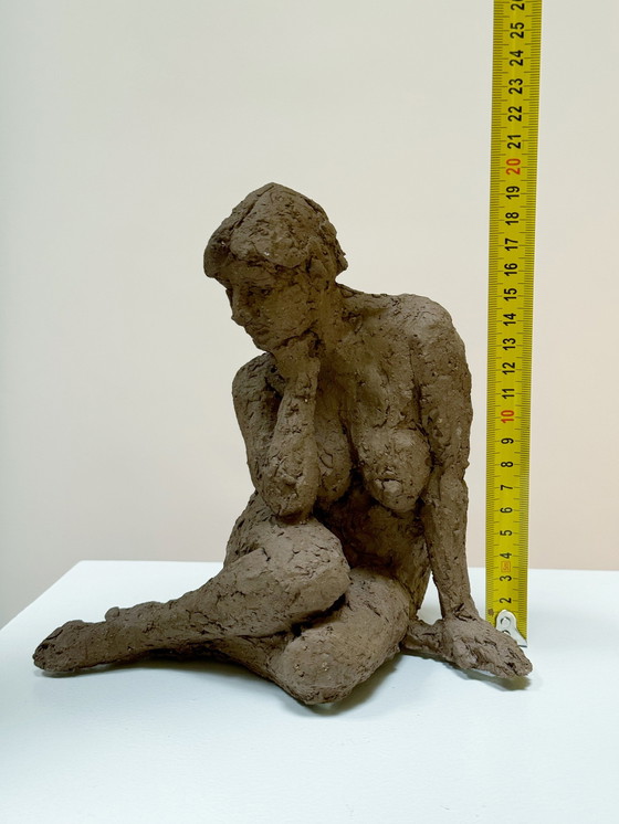 Image 1 of Terracotta sculptuur - Een naakte vrouw - Yolande Ide (1931)