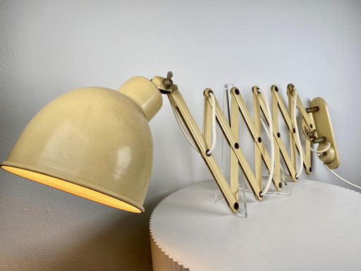 Klassiek Industrieel / Bauhaus Schaar Wandlamp In Licht Geelachtig Beige / Ecru