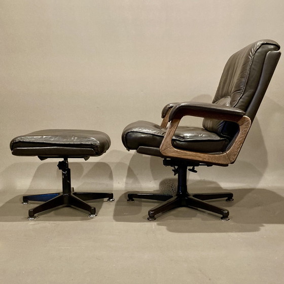 Image 1 of Fauteuil Et Son Ottoman Design Cuir 1960.