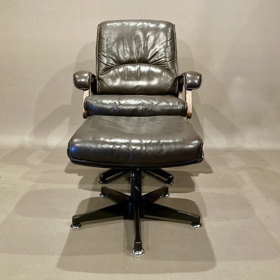 Image 1 of Fauteuil Et Son Ottoman Design Cuir 1960.