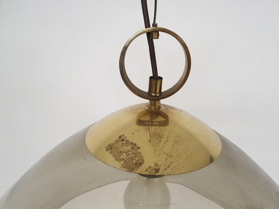 Image 1 of Mid-eeuwse hanglamp van gerookt glas en messing