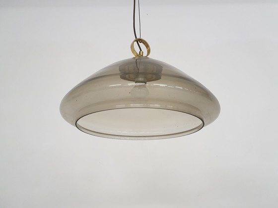 Image 1 of Mid-eeuwse hanglamp van gerookt glas en messing