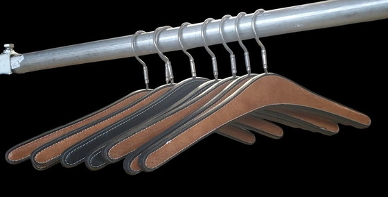 Image 1 of 2152 Vintage Bruine En Zwarte Skai Kledinghangers