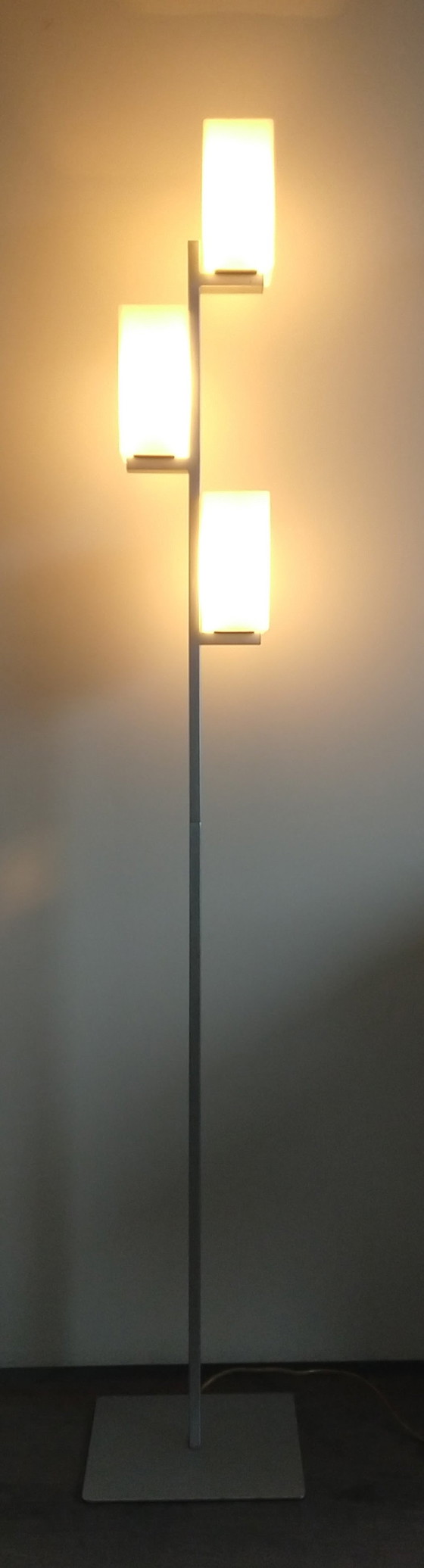 Image 1 of Vloerlamp Met Vierkante Melkglazen Kapjes