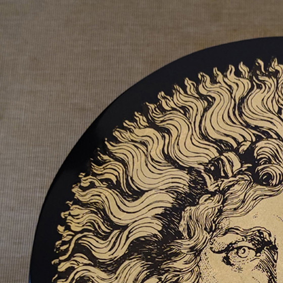 Image 1 of Piero Fornasetti met een "Sun King"-tafel