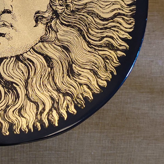 Image 1 of Piero Fornasetti met een "Sun King"-tafel