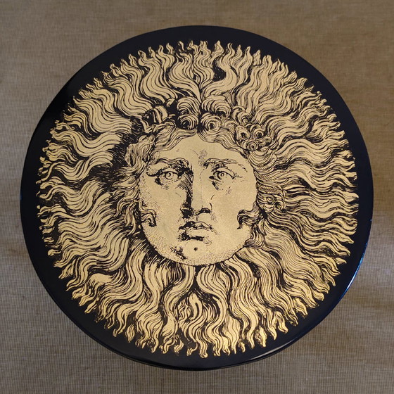 Image 1 of Piero Fornasetti met een "Sun King"-tafel