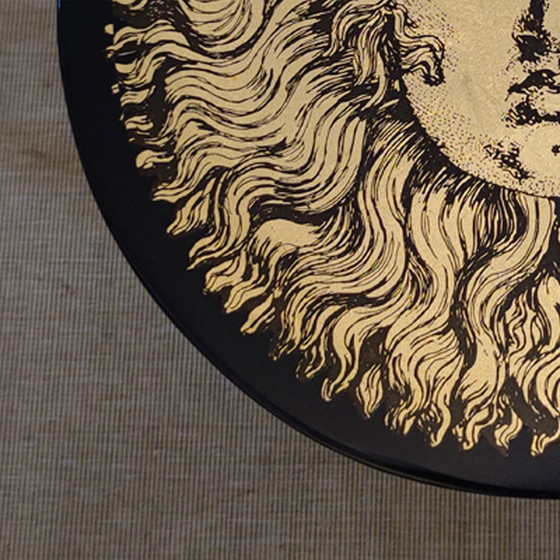 Image 1 of Piero Fornasetti met een "Sun King"-tafel