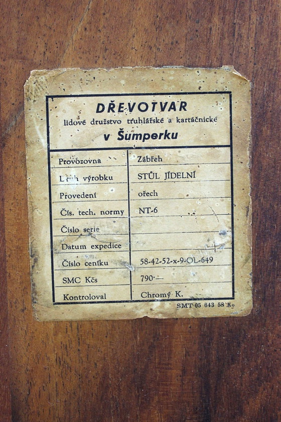 Image 1 of Notenhouten inklapbare eettafel door Jindřich Halabala voor Drevotvar, 1940S