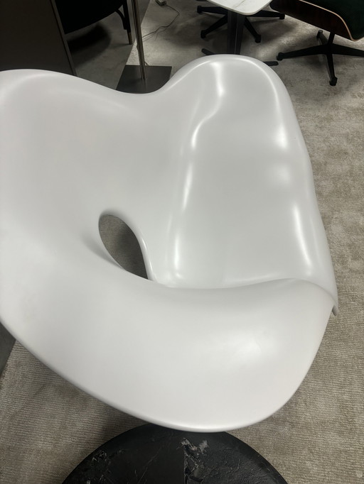 Iconische Vitra “La Chaise” White Scale & Wood Base Lp € 10.000,-