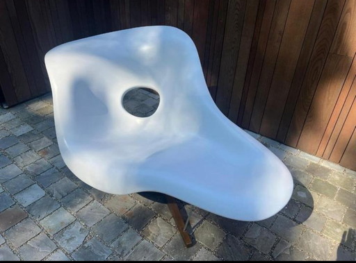 Iconische Vitra “La Chaise” White Scale & Wood Base Lp € 10.000,-